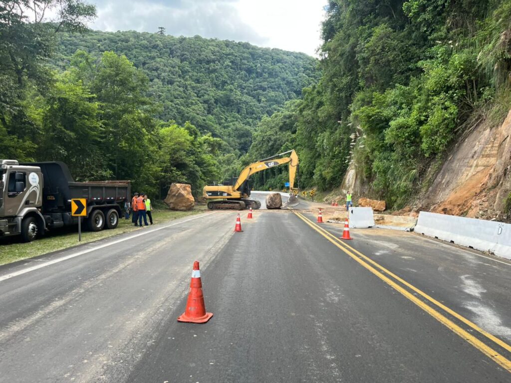 Queda de rochas BR-277 em Guarapuava