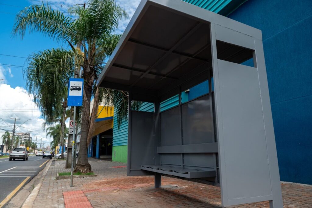 Ponto de Ônibus novo na Av Ernesto Vilela