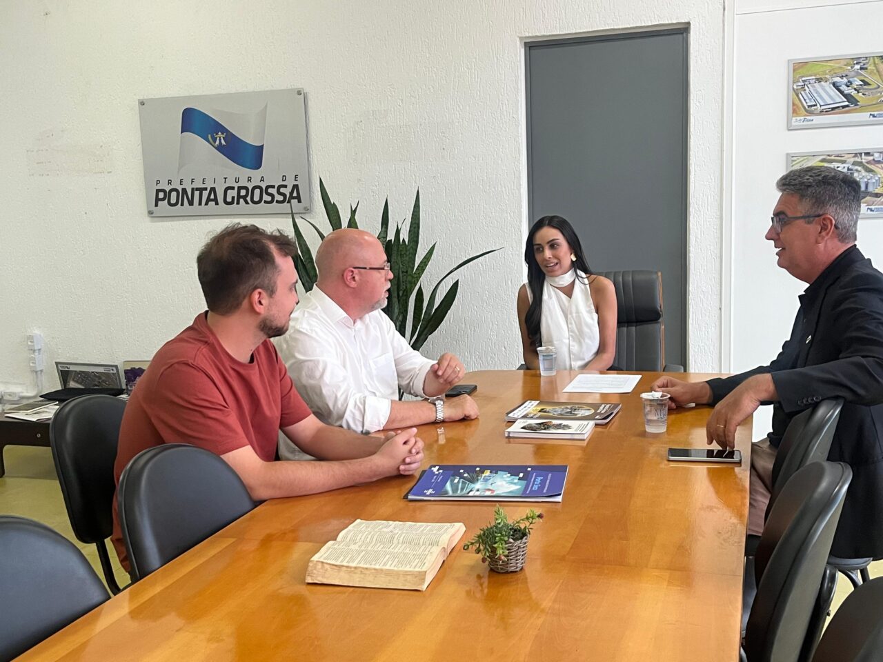 Prefeitura e presidente da Câmara debatem projeto Capaz (2)