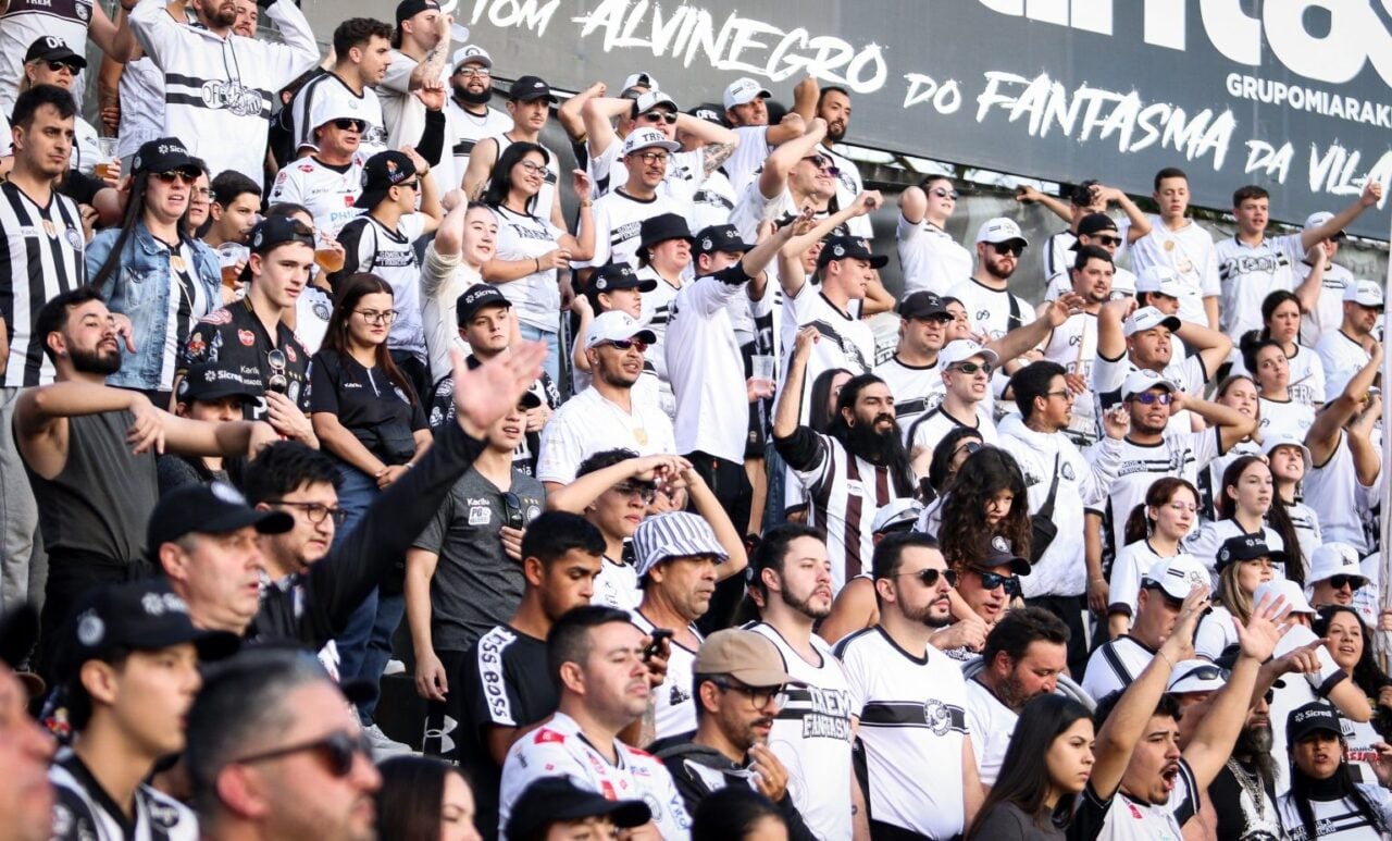 Torcida do Operário no Estádio Germano Krüger