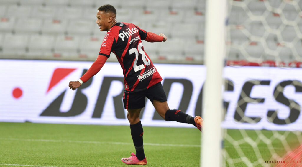 Vitinho comemorando em campo pelo Athletico-PR