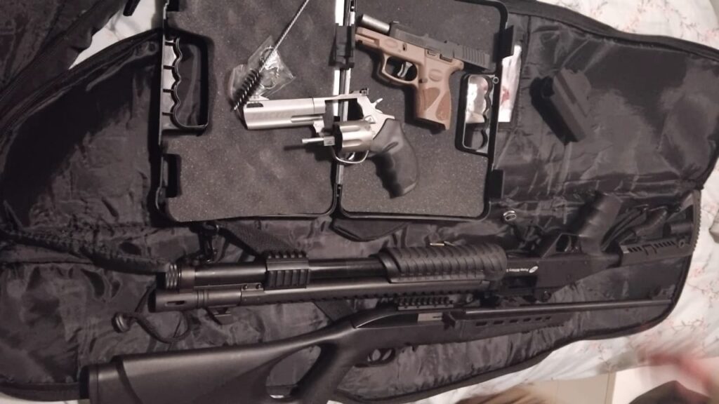Quatro armas foram apreendidas
