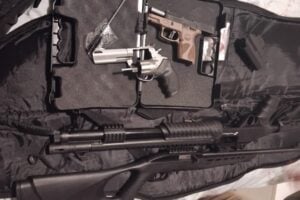 Quatro armas foram apreendidas