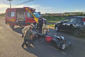 Equipe do Siate prestando atendimento a motociclista envolvido em acidente com um carro na Avenida General Carlos Cavalcanti, em Uvaranas