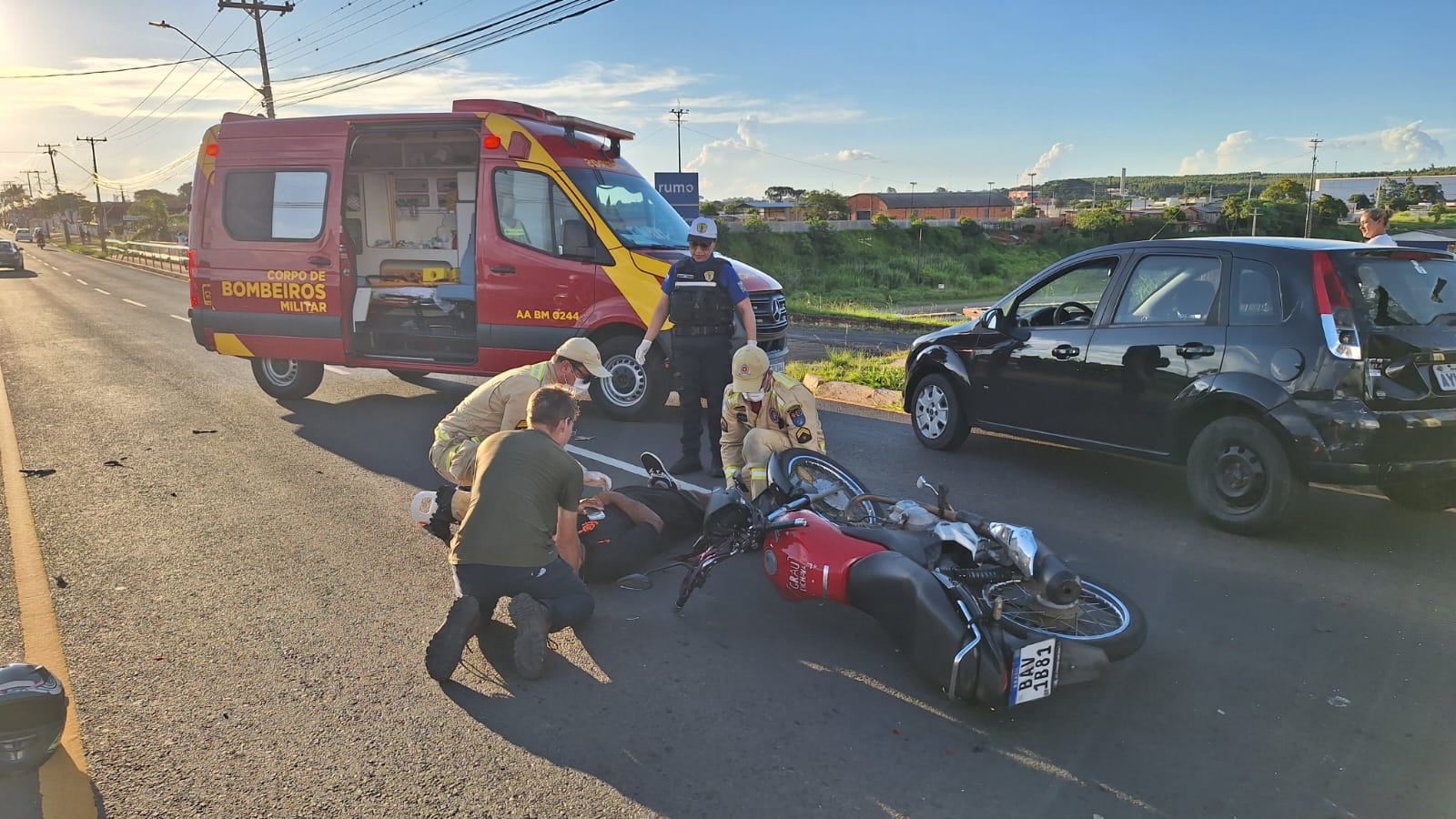 Equipe do Siate prestando atendimento a motociclista envolvido em acidente com um carro na Avenida General Carlos Cavalcanti, em Uvaranas