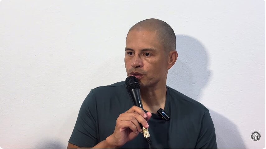 Técnico Alex em entrevista coletiva
