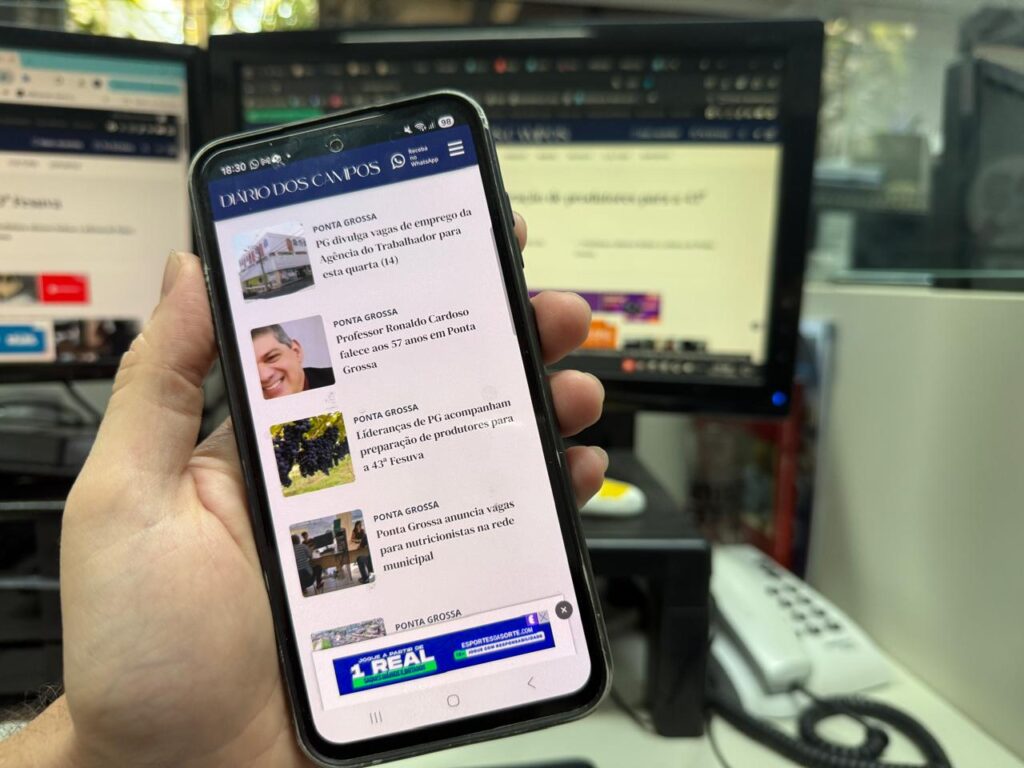 celular mostra a página inicial do Diário dos Campos