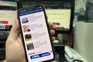 celular mostra a página inicial do Diário dos Campos