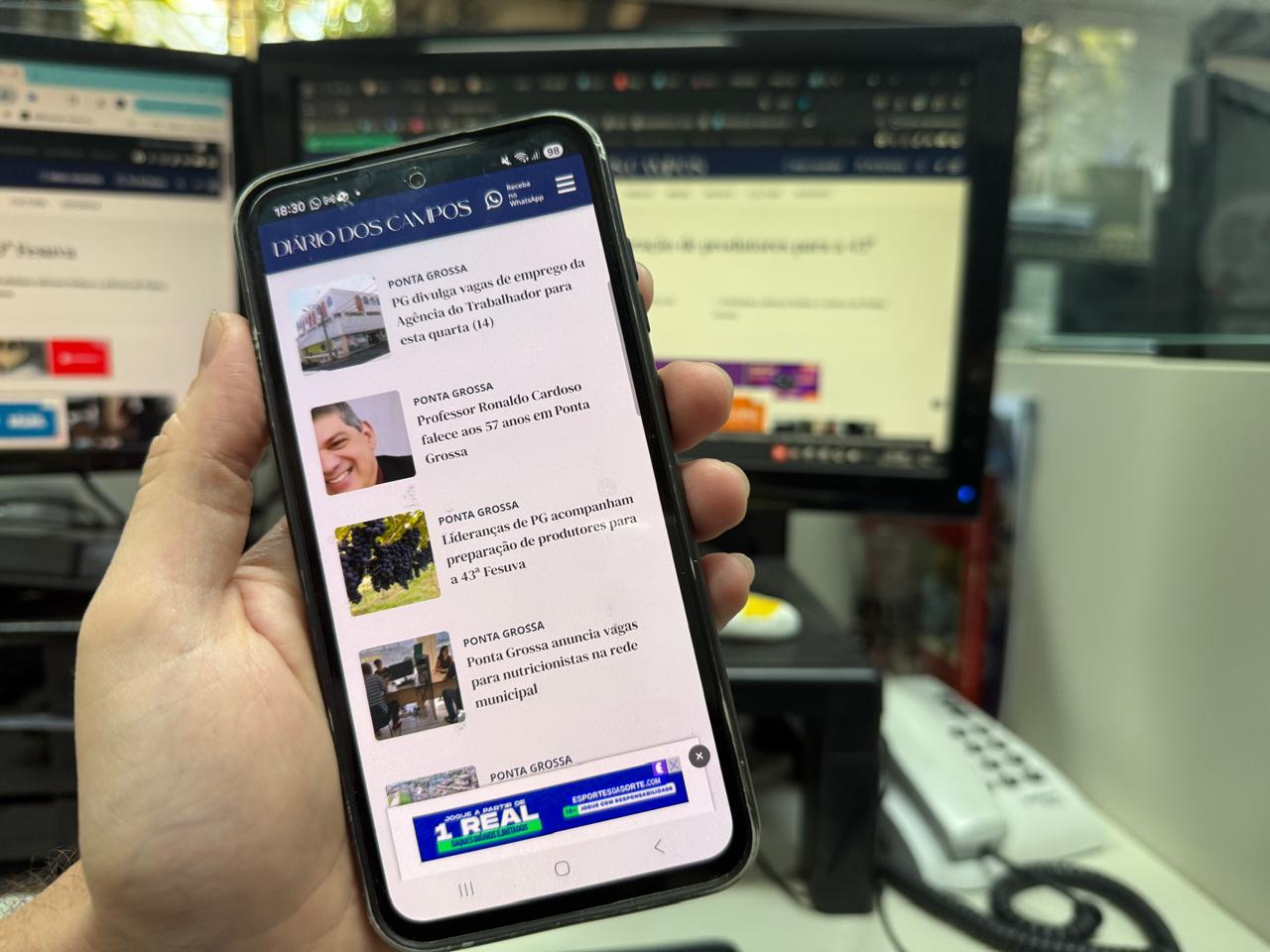 celular mostra a página inicial do Diário dos Campos