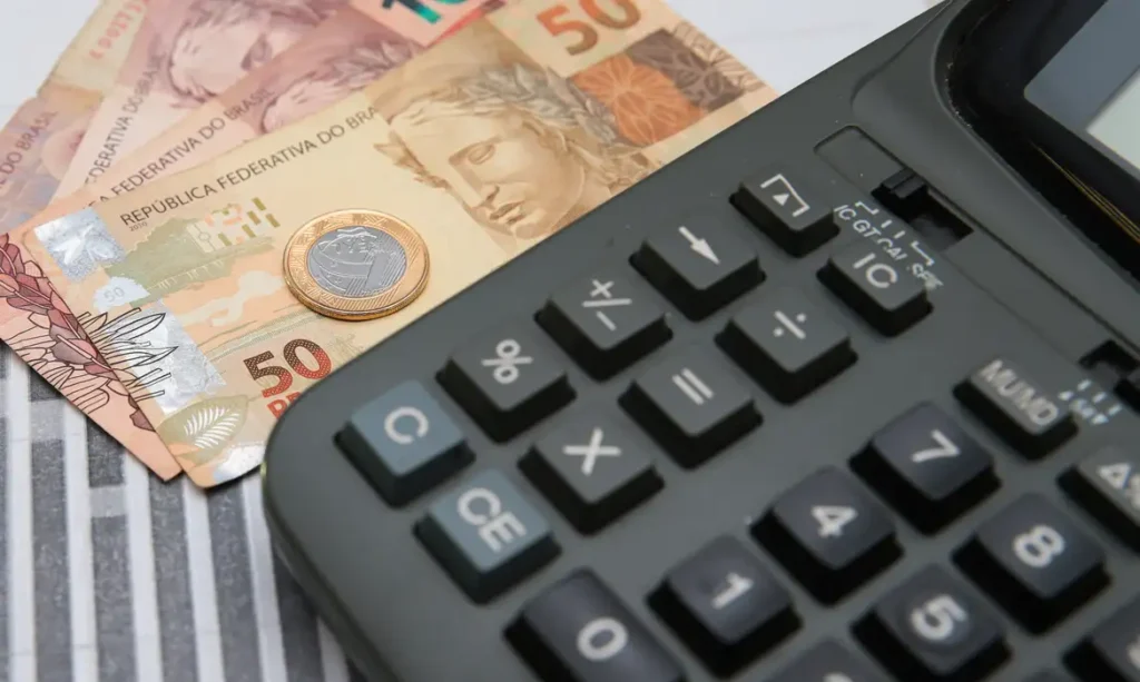 dinheiro e calculadora
