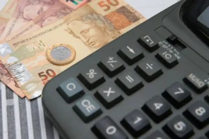 dinheiro e calculadora