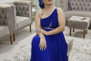 Professora Adriane, vestindo vestido azul, faleceu em PG