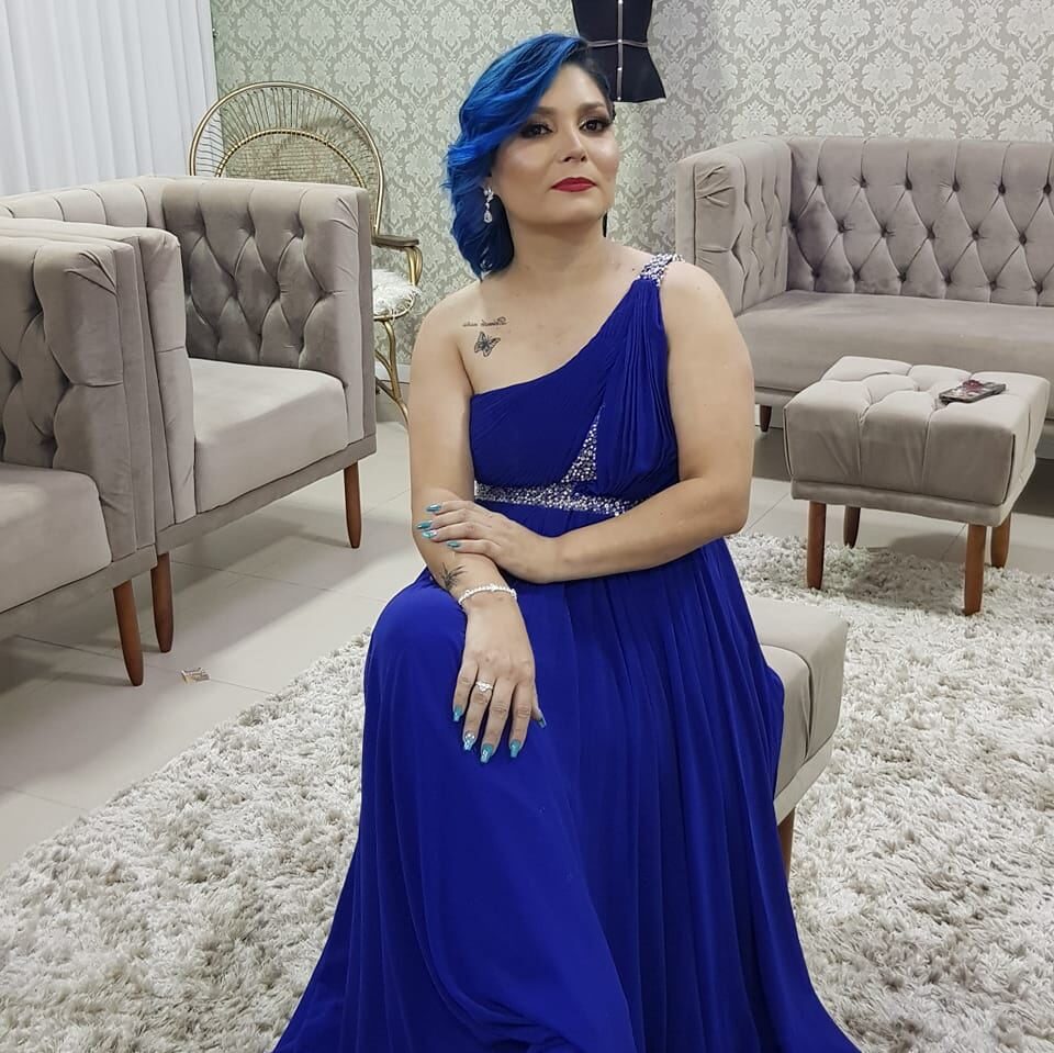 Professora Adriane, vestindo vestido azul, faleceu em PG