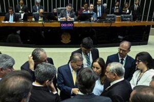 Congressistas derrubam vetos e mantém exame toxicológico