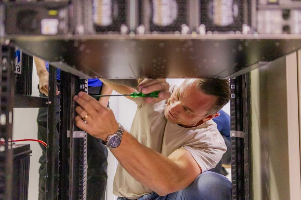 instalacao-anel-conectividade-NTI-Aline-Jasper-BAIXA_3-1232×821