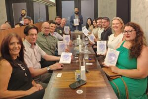 Marcos Roberto Marcellino, em lançamento de livro com convidados