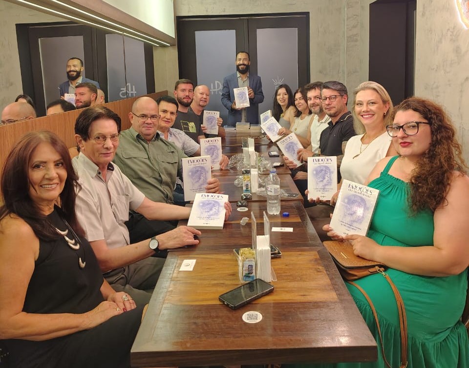 Marcos Roberto Marcellino, em lançamento de livro com convidados