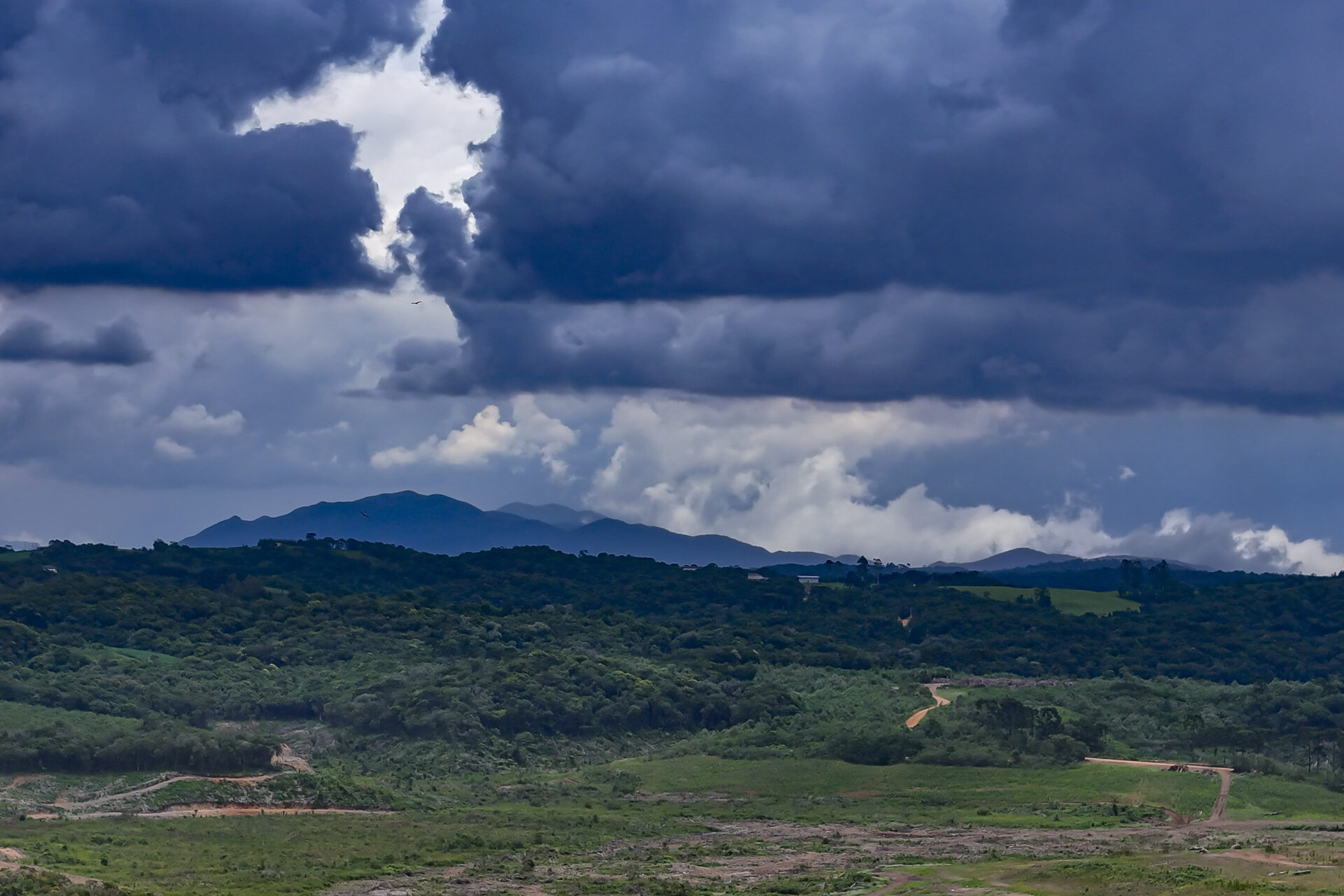 Nuvens escuras previsão temporal chuva