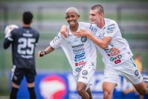 Jogadores da base do Operário celebrando a vitória na Copinha, por 4 a 0, sobre o Independente-AP