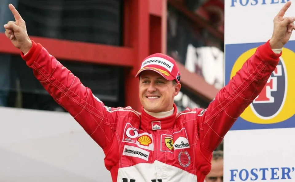 Michael Schumacher comemorando vitória nos tempos de Ferrari.