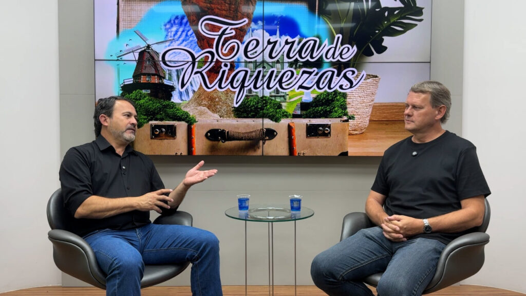 Nelson Canabarro e Abel Azeredo no estúdio do Diário dos Campos, durante entrevista do podcast Terra de Riquezas