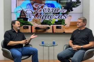 Nelson Canabarro e Abel Azeredo no estúdio do Diário dos Campos, durante entrevista do podcast Terra de Riquezas