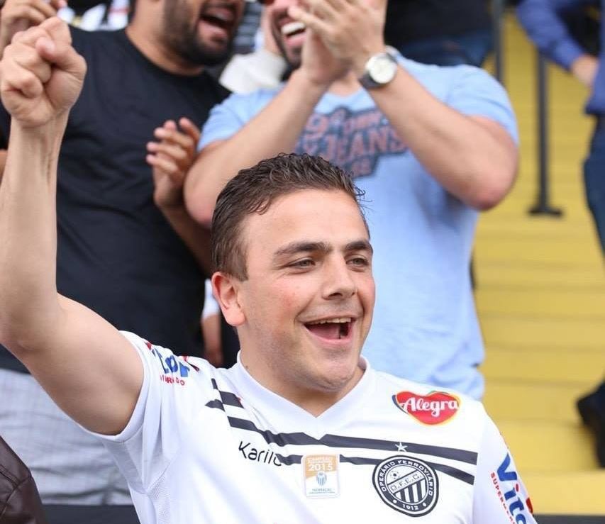 Aliel Machado com a camisa do Operário, comemorando erguendo o punho, no Estádio Germano Krüger