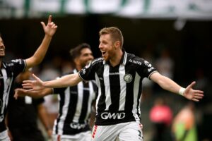 Aylon comemora gol pelo Operário