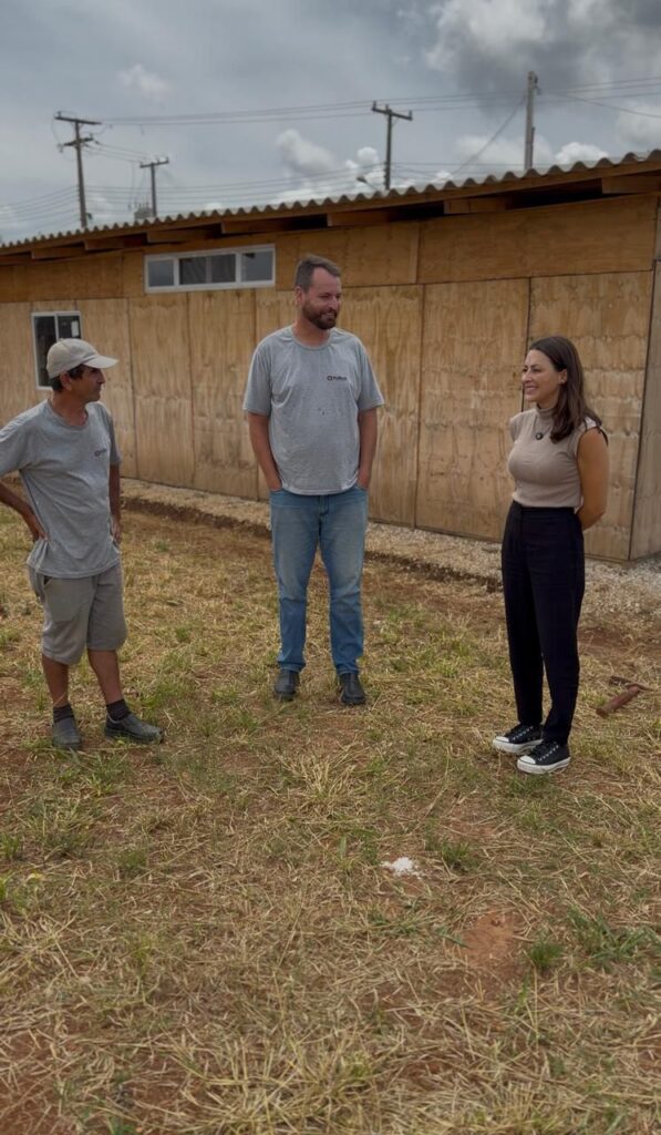 Mabel Canto em obras de colégio em PG