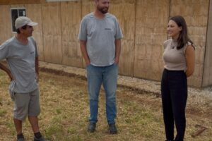 Mabel Canto em obras de colégio em PG