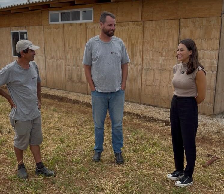 Mabel Canto em obras de colégio em PG