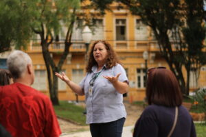 Guia turística ilustra movimento em PG no Carnaval