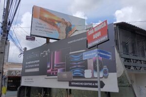 Outdoors e placas publicitárias sobrepostos uns aos outros em esquina da área central de Ponta Grossa