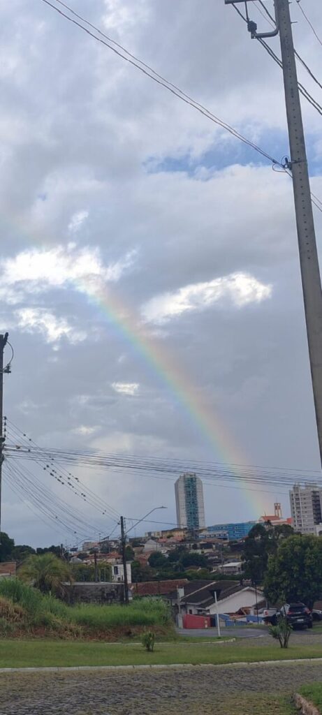 Arco Iris ilustra a previsão do tempo em PG