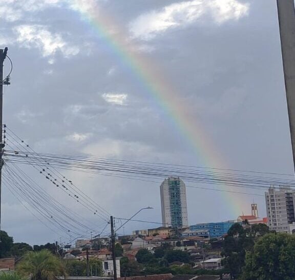 Arco Iris ilustra a previsão do tempo em PG