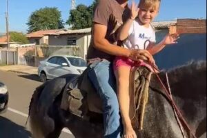 Eloah volta para casa montada na égua Sonahadora