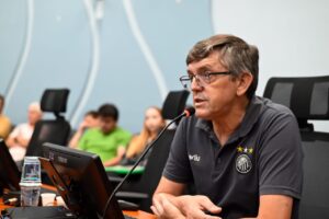 Secretário da Fazenda de PG, Cláudio Grokoviski, falando em microfone no Plenário da Câmara Municipal