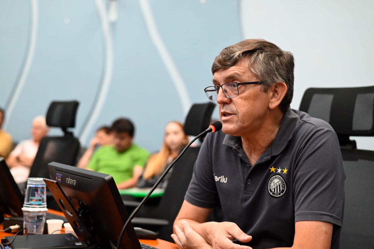 Secretário da Fazenda de PG, Cláudio Grokoviski, falando em microfone no Plenário da Câmara Municipal