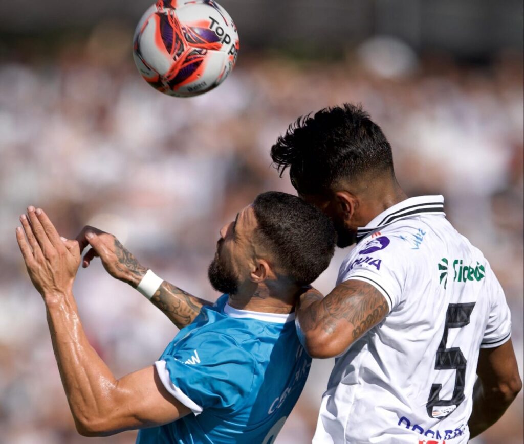 Jogadores de Londrina e Operário disputando bola aérea