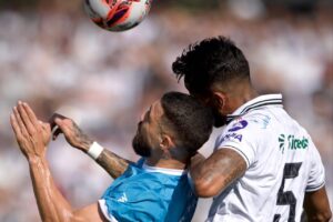 Jogadores de Londrina e Operário disputando bola aérea
