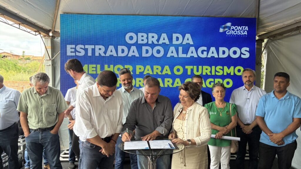 Autoridades assinam ordem de serviço da Estrada do Alagados