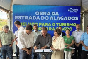 Autoridades assinam ordem de serviço da Estrada do Alagados