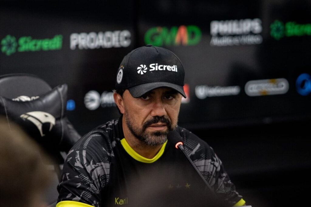 Técnico do Operário, Luizinho Lopes, concedendo entrevista coletiva no Espaço Ambilight do GK