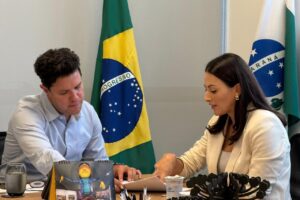 Secretário Guto Silva e deputada Mabel Canto, em reunião em Curitiba