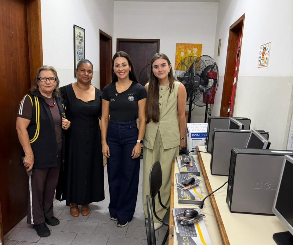 Mabel Canto e colaboradoras da Associação Geny Ribas