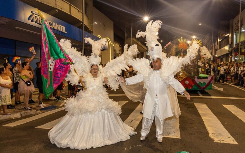 Casal se apresenta na avenida durante o Carnaval em Ponta Grossa 2026