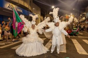 Casal se apresenta na avenida durante o Carnaval em Ponta Grossa 2026