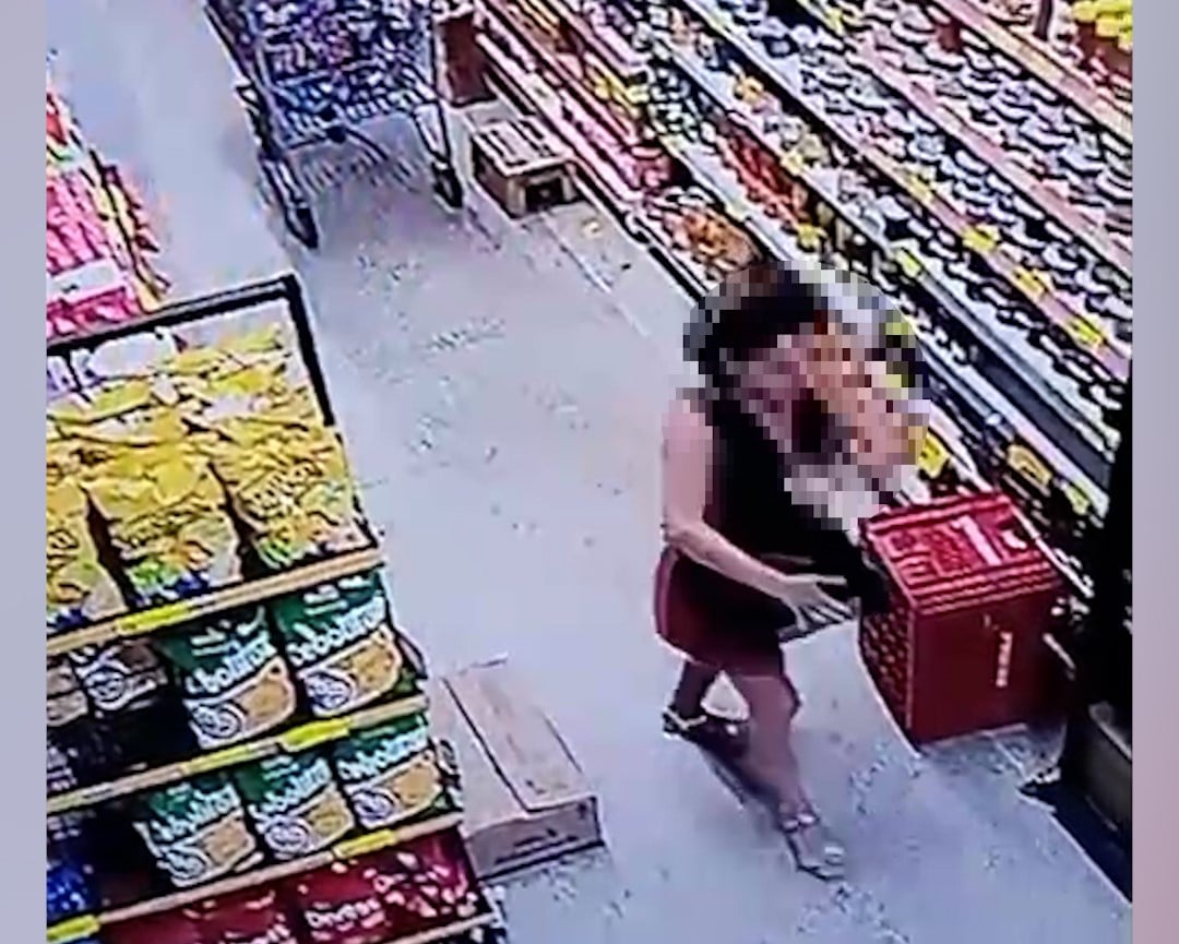 Mulher flagrada furtando cremes de avelã em mercado