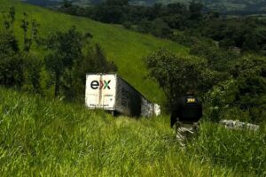 Caminhão saiu da pista e pegou fogo