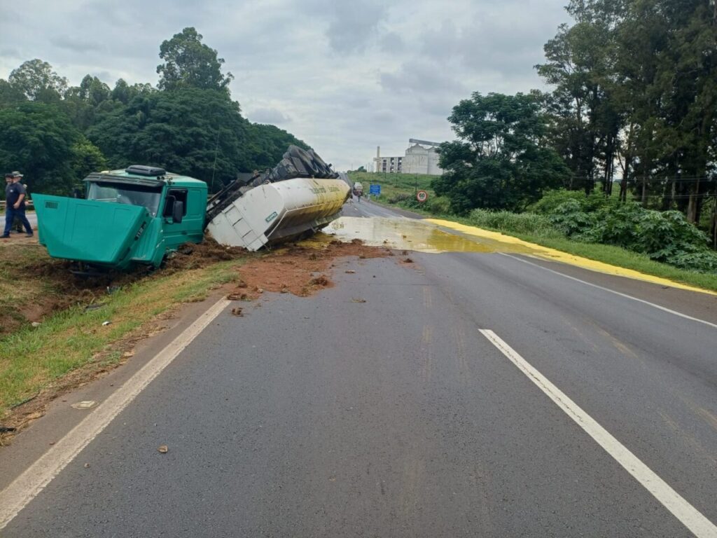 Óleo vegetal vazou de caminhão e atingiu córrego às margens da Br-376